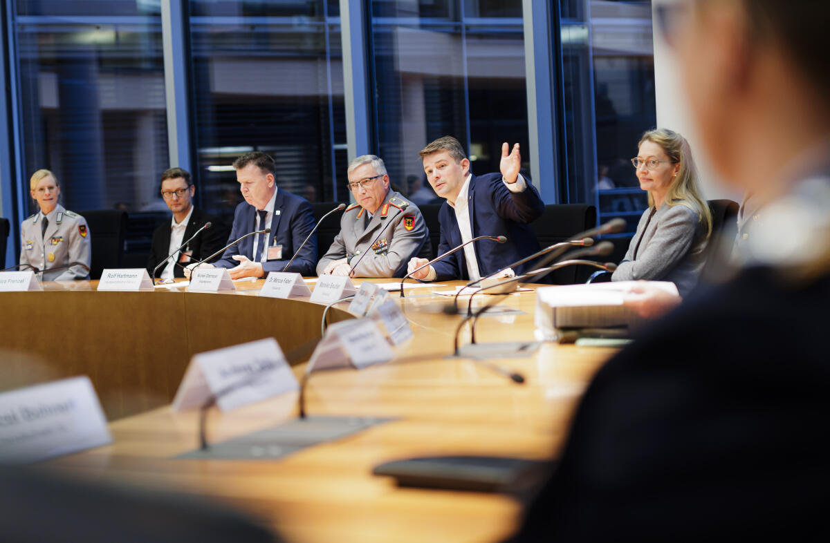 Beim Verteidigungsausschuss des Deutschen Bundestages findet die Siegerehrung des 17. Kunstwettbewerbs der Bundeswehr statt. Diesmal lautete das Thema " un.verwundbar". in Berlin, 04.11.2024. Faber, Marcus Beim Verteidigungsausschuss des Deutschen Bundestages findet die Siegerehrung des 17. Kunstwettbewerbs der Bundeswehr statt. Diesmal lautete das Thema " un.verwundbar". in Berlin, 04.11.2024.