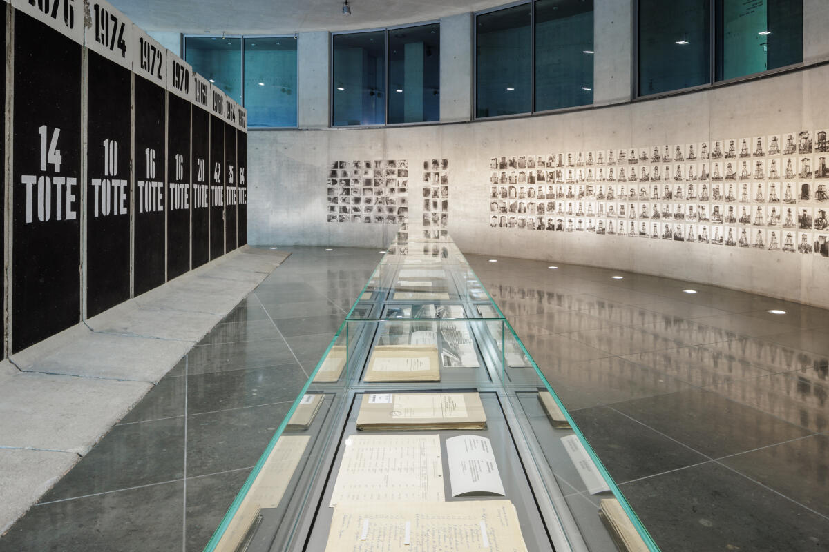 Ausstellung "Inventarisierung der Macht", Blick auf ausgestellte Fotografien der Grenzanlagen der Berliner Mauer Ausstellung "Inventarisierung der Macht", Blick auf ausgestellte Fotografien der Grenzanlagen der Berliner Mauer