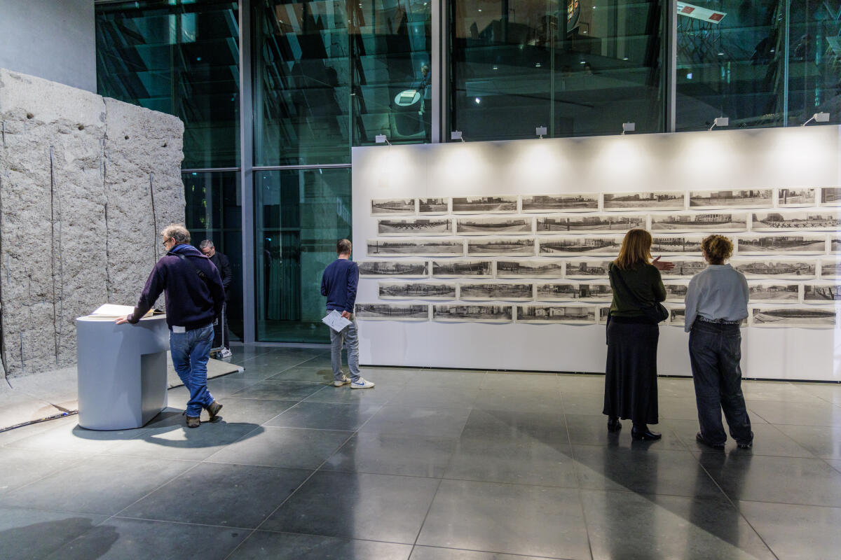 Ausstellung "Inventarisierung der Macht", Blick auf Fotografien der Grenzanlage der Berliner Mauer Ausstellung "Inventarisierung der Macht", Blick auf Fotografien der Grenzanlage der Berliner Mauer