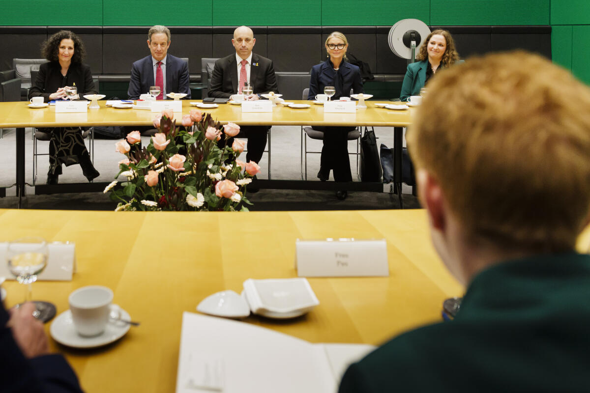 Petra Pau, Vizepräsidentin des Deutschen Bundestages empfängt eine Delegation der Anti-Defamation-League unter der Leitung von Jonathan Greenblatt (CEO und Nationaler Direktor) und Ben Sax (Vorsitzender des ADL-Vorstandes) zu einem Gespräch. in Berlin, 11.11.2024. Pau, Petra Petra Pau, Vizepräsidentin des Deutschen Bundestages empfängt eine Delegation der Anti-Defamation-League unter der Leitung von Jonathan Greenblatt (CEO und Nationaler Direktor) und Ben Sax (Vorsitzender des ADL-Vorstandes) zu einem Gespräch. in Berlin, 11.11.2024.