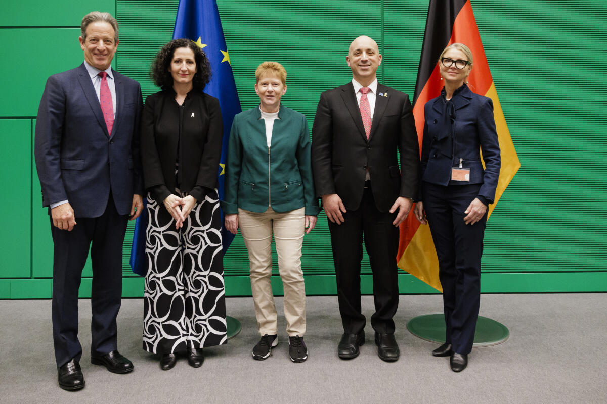 Petra Pau, Vizepräsidentin des Deutschen Bundestages empfängt eine Delegation der Anti-Defamation-League unter der Leitung von Jonathan Greenblatt (CEO und Nationaler Direktor) und Ben Sax (Vorsitzender des ADL-Vorstandes) zu einem Gespräch. in Berlin, 11.11.2024. Pau, Petra Petra Pau, Vizepräsidentin des Deutschen Bundestages empfängt eine Delegation der Anti-Defamation-League unter der Leitung von Jonathan Greenblatt (CEO und Nationaler Direktor) und Ben Sax (Vorsitzender des ADL-Vorstandes) zu einem Gespräch. in Berlin, 11.11.2024.