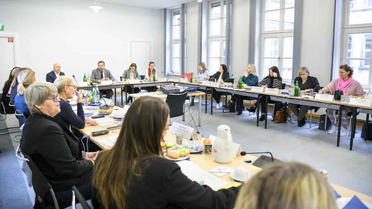 Veranstaltung mit dem Polizeibeauftragten des Bundes, Uli Grötsch und den Gleichstellungsbeauftragten der Polizeien des Bundes. Uli Grötsch Veranstaltung mit dem Polizeibeauftragten des Bundes, Uli Grötsch und den Gleichstellungsbeauftragten der Polizeien des Bundes.
