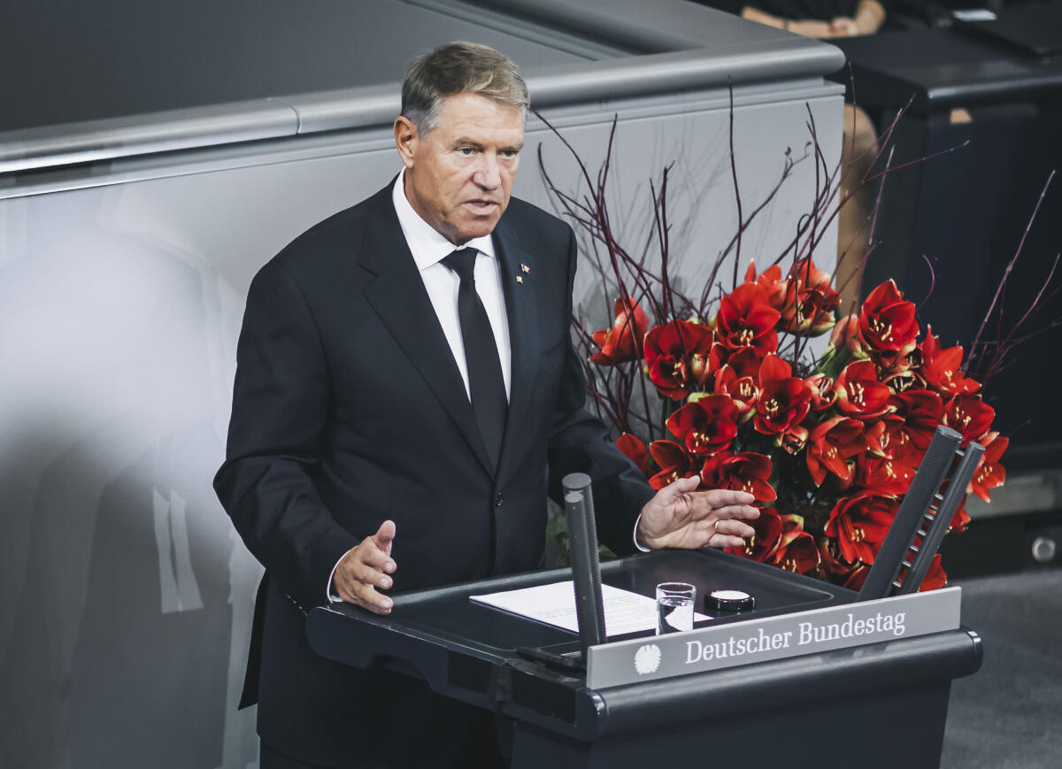  Gedenkveranstaltung des Volksbundes Deutsche Kriegsgräberfürsorge zum Volkstrauertag am Sonntag, 17. November 2024, im Plenarsaal des Deutschen Bundestages. Gedenkrede von Klaus Werner Iohannis, Präsident der Republik Rumänien.