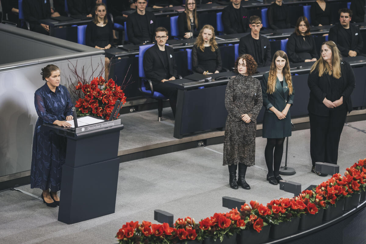  Gedenkveranstaltung des Volksbundes Deutsche Kriegsgräberfürsorge zum Volkstrauertag am Sonntag, 17. November 2024, im Plenarsaal des Deutschen Bundestages.; Vlnr: Die Leserinnen Katharina Eckstein, Aurelia Codruța Varlan, Raisa Manolescu und Imke Scholle.