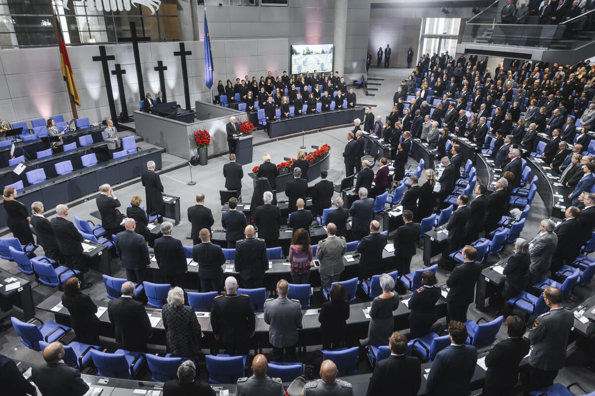  Gedenkveranstaltung des Volksbundes Deutsche Kriegsgräberfürsorge zum Volkstrauertag am Sonntag, 17. November 2024, im Plenarsaal des Deutschen Bundestages. Blick in den Plenarsaal während des Totengedenken des Bundespräsidenten Frank-Walter Steinmeier.