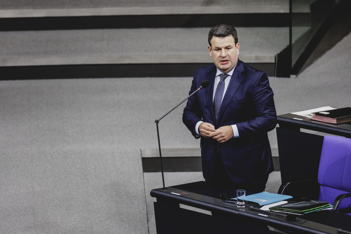 Hubertus Heil (SPD), Bundesminister für Arbeit und Soziales, aufgenommen im Rahmen einer Regierungsbefragung im Deutschen Bundestag in Berlin, 13.11.2024. Heil, Hubertus Hubertus Heil (SPD), Bundesminister für Arbeit und Soziales, aufgenommen im Rahmen einer Regierungsbefragung im Deutschen Bundestag in Berlin, 13.11.2024.