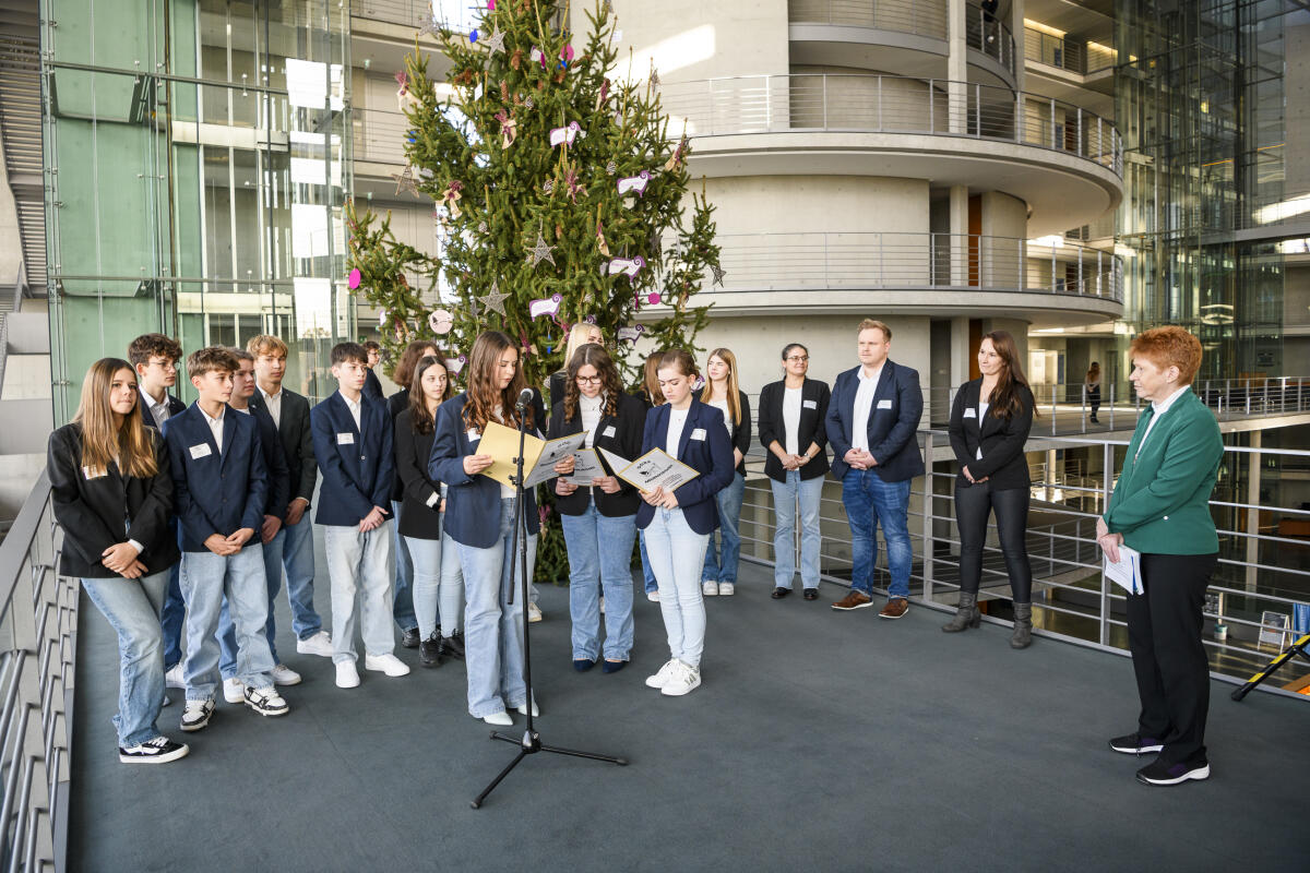 Pau, Petra Stellvertretend für alle nationalen Naturlandschaften übergibt der Naturpark Lüneburger Heide einen Weihnachtsbaum an Bundestagsvizepräsidentin Petra Pau (r), Gruppe Die Linke., MdB. Bei der Übergabe vor der westseitigen Fensterfront der Halle des Paul-Löbe-Hauses wirken Schülerinnen und Schüler der „Naturpark-Schule" Oberschule Neuenkirchen mit.