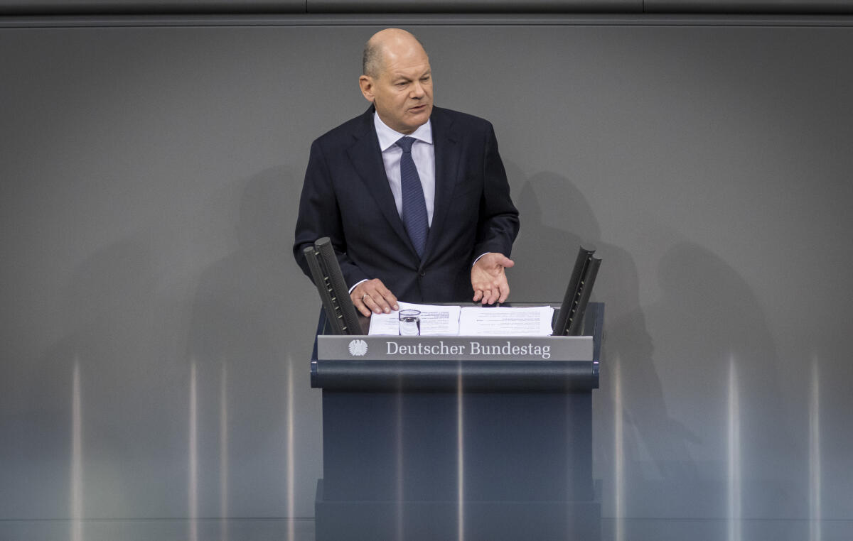 Scholz, Olaf 205. Sitzung des Deutschen Bundestages - TOP 1 "Beratung des Antrags des Bundeskanzlers gemäß Artikel 68 des Grundgesetzes Drucksache 20/14150": Hier Bundeskanzler Olaf Scholz (im Bild), SPD, MdB, während seiner Erklärung zur Beratung und Abstimmung über die Vertrauensfrage.