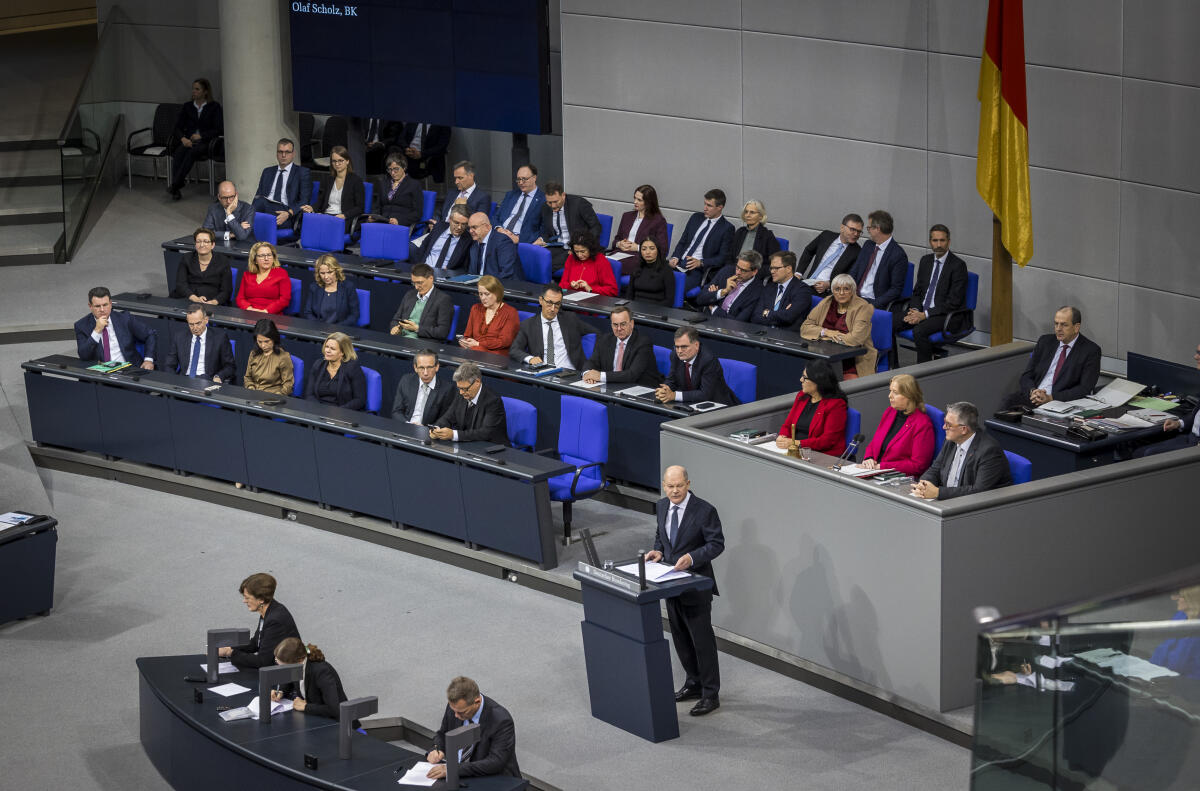 Scholz, Olaf 205. Sitzung des Deutschen Bundestages - TOP 1 "Beratung des Antrags des Bundeskanzlers gemäß Artikel 68 des Grundgesetzes Drucksache 20/14150": Hier Bundeskanzler Olaf Scholz (m), SPD, MdB, während seiner Erklärung zur Beratung und Abstimmung über die Vertrauensfrage. Im Hintergrund die Bank der Bundesregierung sowie das Präsidium mit Bundestagspräsidentin Bärbel Bas (2vr), SPD, MdB, während der Sitzungsleitung