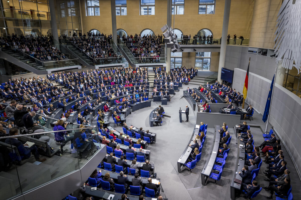  205. Sitzung des Deutschen Bundestages - TOP 1 "Beratung des Antrags des Bundeskanzlers gemäß Artikel 68 des Grundgesetzes Drucksache 20/14150": Blick ins Plenum während der Erklärung von Bundeskanzler Olaf Scholz, SPD, MdB, zur Beratung und Abstimmung über die Vertrauensfrage.