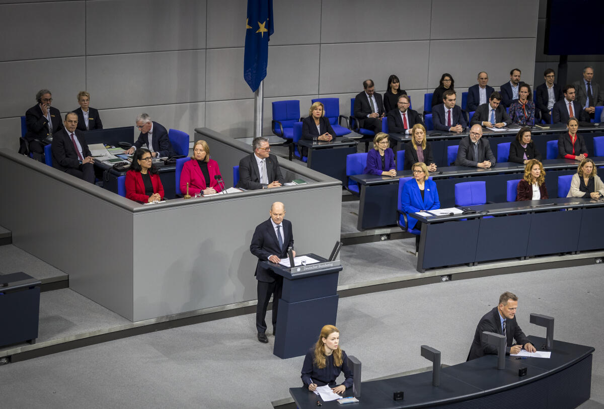 Scholz, Olaf; Bas, Bärbel; Rehlinger, Anke 205. Sitzung des Deutschen Bundestages - TOP 1 "Beratung des Antrags des Bundeskanzlers gemäß Artikel 68 des Grundgesetzes Drucksache 20/14150": Hier Bundeskanzler Olaf Scholz (m), SPD, MdB, während seiner Erklärung zur Beratung und Abstimmung über die Vertrauensfrage. Im Hintergrund das Präsidium mit Bundestagspräsidentin Bärbel Bas (2vl), SPD, MdB, und Blick auf die Bundesratsbank mit Bundesratspräsidentin Anke Rehlinger (1. Reihe Bundesratsbank links), Ministerpräsidentin Saarland.