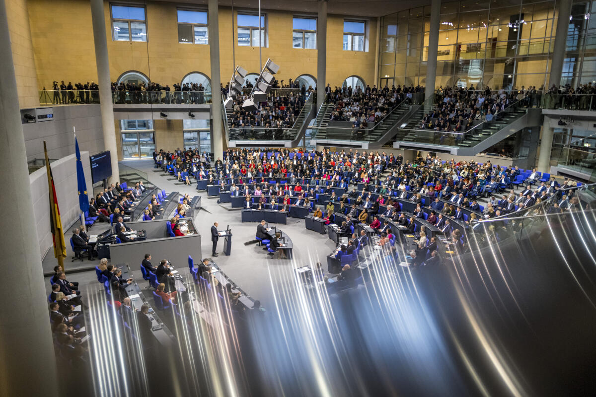  205. Sitzung des Deutschen Bundestages - TOP 1 "Beratung des Antrags des Bundeskanzlers gemäß Artikel 68 des Grundgesetzes Drucksache 20/14150": Blick ins Plenum während der Erklärung von Bundeskanzler Olaf Scholz, SPD, MdB, zur Beratung und Abstimmung über die Vertrauensfrage.