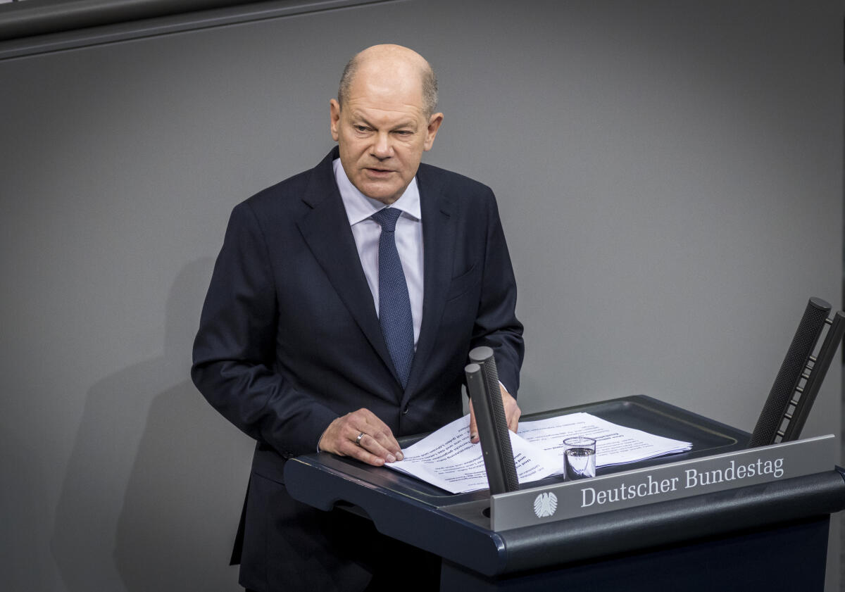 Scholz, Olaf 205. Sitzung des Deutschen Bundestages - TOP 1 "Beratung des Antrags des Bundeskanzlers gemäß Artikel 68 des Grundgesetzes Drucksache 20/14150": Hier Bundeskanzler Olaf Scholz (im Bild), SPD, MdB, während seiner Erklärung zur Beratung und Abstimmung über die Vertrauensfrage..