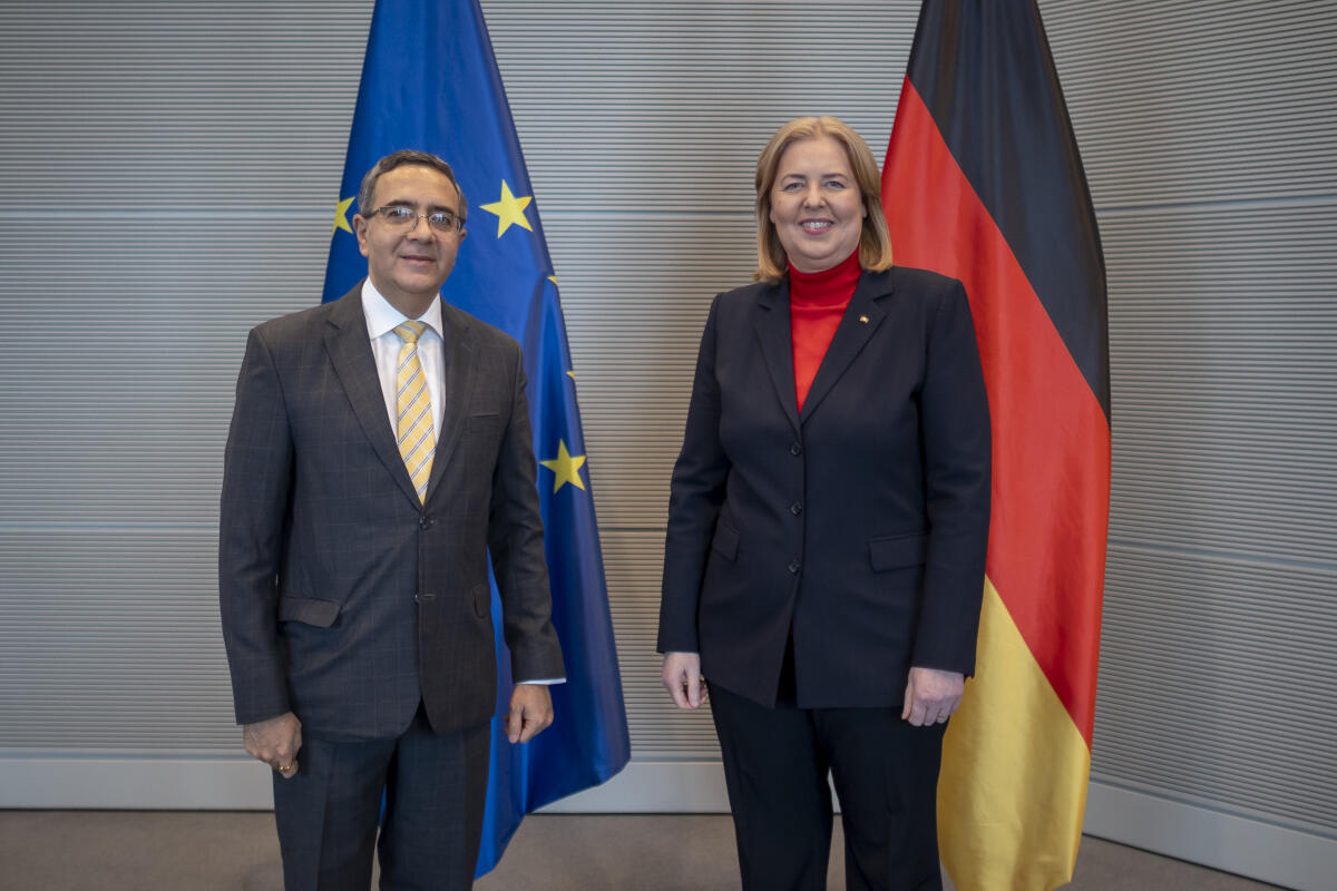 Bas, Bärbel Bundestagspräsidentin Bärbel Bas (r), SPD, MdB, empfängt den Botschafter der Republik Indien, Ajit Vinayak Gupte (l), zu einem Gespräch.