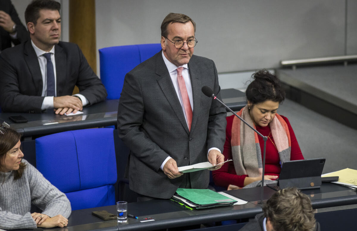 Pistorius, Boris Boris Pistorius (SPD), Bundesminister der Verteidigung, aufgenommen im Rahmen einer Regierungsbefragung im Deutschen Bundestag in Berlin, 18.12.2024.