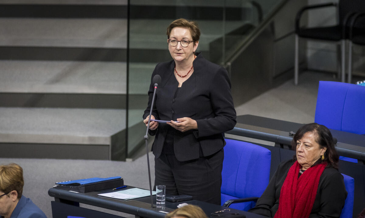 Geywitz, Klara Klara Geywitz (SPD), Bundesministerin für Wohnen, Stadtentwicklung und Bauwesen, aufgenommen im Rahmen einer Regierungsbefragung im Deutschen Bundestag in Berlin, 18.12.2024.