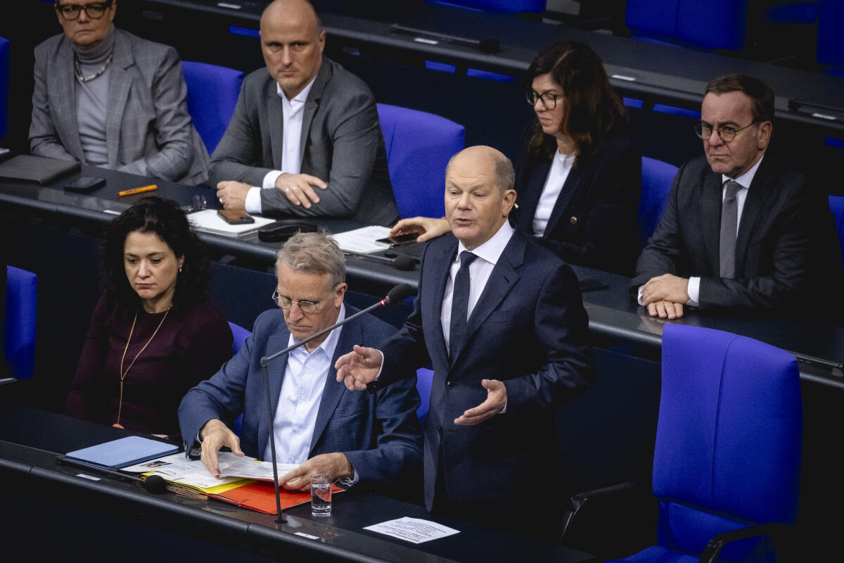 Scholz, Olaf Olaf Scholz, Bundeskanzler, hält Eingangstatement zur Regierungsbefragung im Bundestag in Berlin, 04.12.2024.