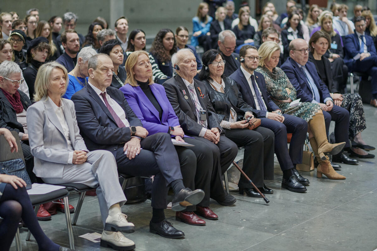 Bärbel, Bas Blick ins Publikum bei der bei der Eröffnung der Ausstellung "Erinnerung an die Befreiung - Mahnung für die Demokratie" von Monika Mendat im Paul-Löbe-Haus aus Anlass des 80. Jahrestags der Befreiung von Auschwitz. In der 1. Reihe von links nach rechts: Monika Mendat, Künstlerin; Direktor beim Deutschen Bundestag, Dr. Michael Schäfer, Bundestagspräsidentin Bärbel Bas (l), SPD, MdB; und Roman Schwarzman, Ehrengast und Redner der Gedenkstunde am 29. Januar 2025.