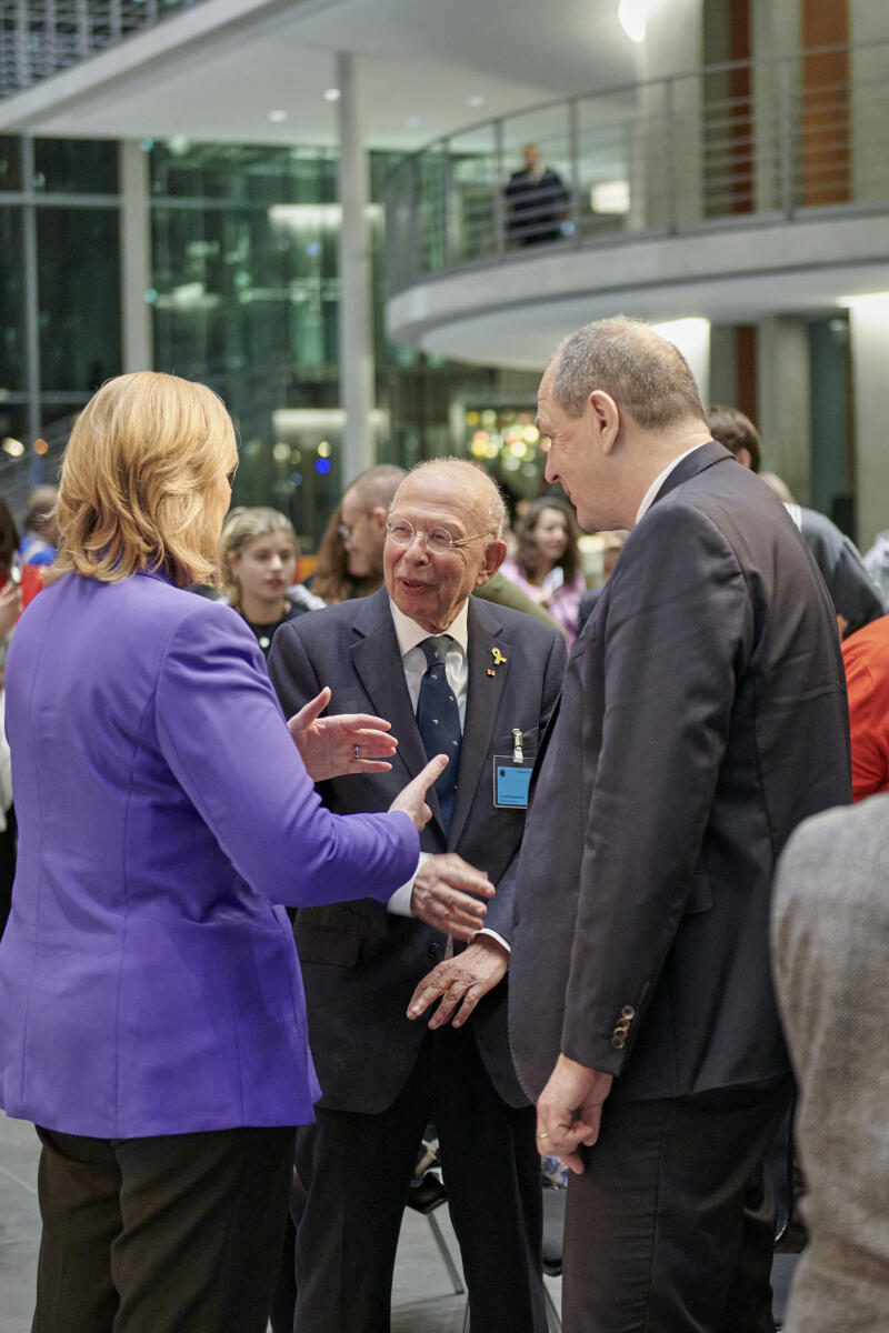 Bärbel, Bas Bundestagspräsidentin Bärbel Bas (l), SPD, MdB, mit dem Direktor beim Deutschen Bundestag, Dr. Michael Schäfer (r), im Gespräch mit Rafael Seligmann (m), Autor und Publizist, bei der Eröffnung der Ausstellung "Erinnerung an die Befreiung - Mahnung für die Demokratie" von Monika Mendat im Paul-Löbe-Haus aus Anlass des 80. Jahrestags der Befreiung von Auschwitz.