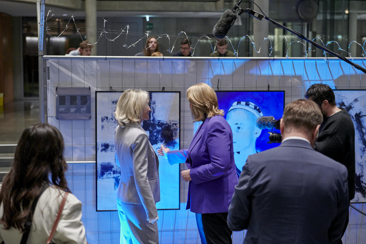 Bärbel, Bas Monika Mendat (l), Künstlerin, führt Bundestagspräsidentin Bärbel Bas (m), SPD, MdB, durch die Ausstellung "Erinnerung an die Befreiung - Mahnung für die Demokratie" im Paul-Löbe-Haus aus Anlass des 80. Jahrestags der Befreiung von Auschwitz.