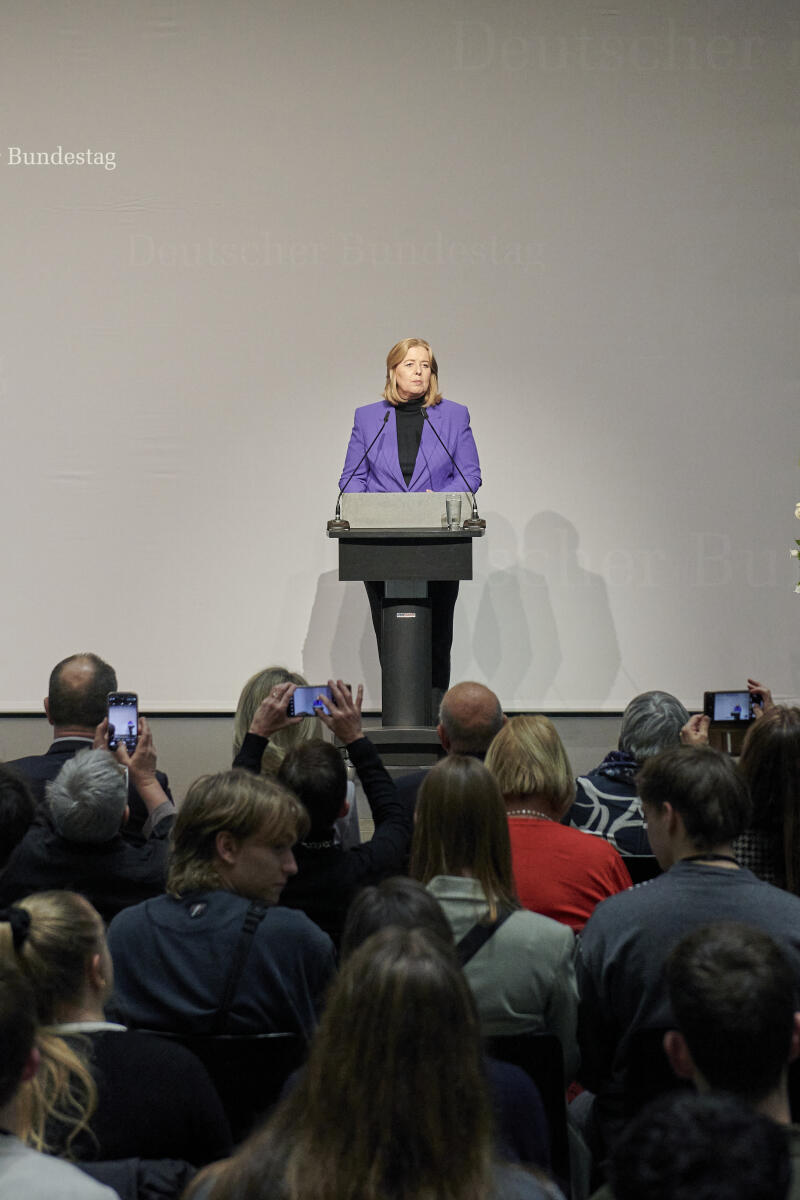 Bärbel, Bas Bundestagspräsidentin Bärbel Bas (im Bild), SPD, MdB,, spricht zur Eröffnung der Ausstellung "Erinnerung an die Befreiung - Mahnung für die Demokratie" von Monika Mendat im Paul-Löbe-Haus aus Anlass des 80. Jahrestags der Befreiung von Auschwitz.