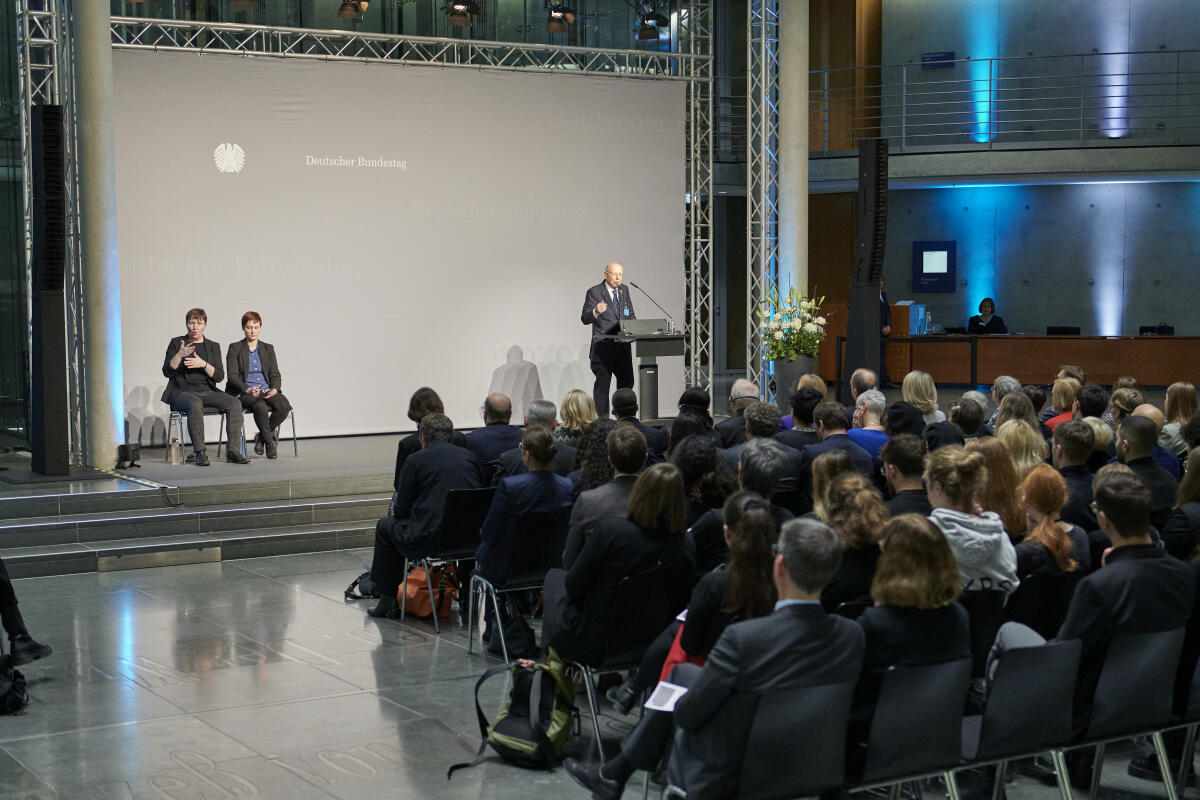  Rafael Seligmann (r), Autor und Publizist, spricht zur Eröffnung der Ausstellung "Erinnerung an die Befreiung - Mahnung für die Demokratie" von Monika Mendat im Paul-Löbe-Haus aus Anlass des 80. Jahrestags der Befreiung von Auschwitz.