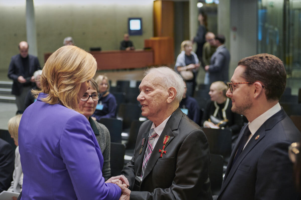 Bärbel, Bas Bundestagspräsidentin Bärbel Bas (l), SPD, MdB, begrüßt Roman Schwarzman (m), Ehrengast und Redner der Gedenkstunde am 29. Januar 2025, bei der Eröffnung der Ausstellung "Erinnerung an die Befreiung - Mahnung für die Demokratie" von Monika Mendat im Paul-Löbe-Haus aus Anlass des 80. Jahrestags der Befreiung von Auschwitz.