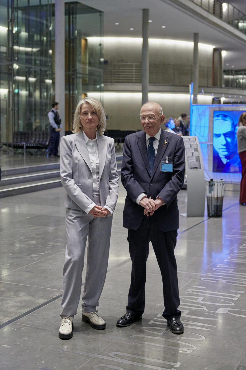  Monika Mendat (l), Künstlerin, und Rafael Seligmann (r), Autor und Publizist, bei der Eröffnung der Ausstellung "Erinnerung an die Befreiung - Mahnung für die Demokratie" von Monika Mendat im Paul-Löbe-Haus aus Anlass des 80. Jahrestags der Befreiung von Auschwitz.