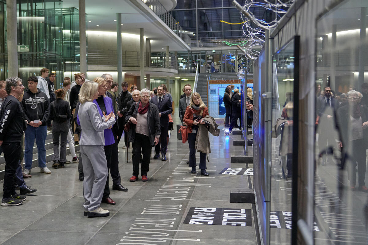  Monika Mendat (3vl), Künstlerin, führt Bundestagspräsidentin Bärbel Bas (m), SPD, MdB, durch die Ausstellung "Erinnerung an die Befreiung - Mahnung für die Demokratie" im Paul-Löbe-Haus aus Anlass des 80. Jahrestags der Befreiung von Auschwitz.