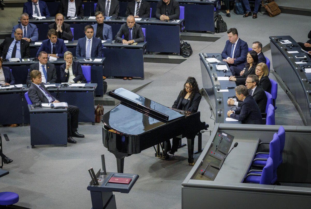 Gedenkstunde des Deutschen Bundestages für die Opfer des Nationalsozialismus. Hier die musikalische Darbietung durch eine Studierende der Universität der Künste am Flügel. Gedenkstunde des Deutschen Bundestages für die Opfer des Nationalsozialismus. Hier die musikalische Darbietung durch eine Studierende der Universität der Künste am Flügel.