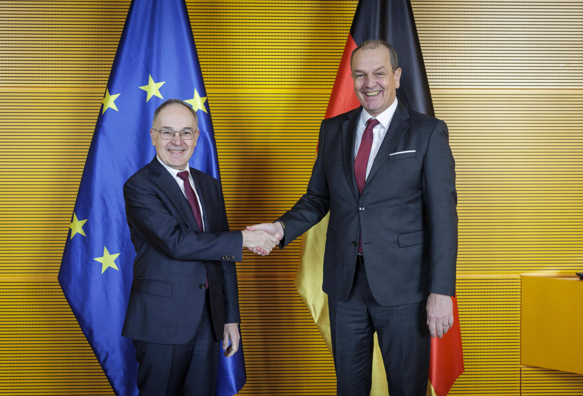 Dr. Michael Schäfer, Direktor beim Deutschen Bundestag, empfängt den Botschafter des Königreiches Spanien, Pascual Ignacio Navarro Rios, zum Gespräch. Schäfer, Michael Dr. Michael Schäfer, Direktor beim Deutschen Bundestag, empfängt den Botschafter des Königreiches Spanien, Pascual Ignacio Navarro Rios, zum Gespräch.