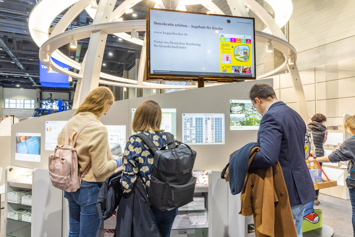  Messestand des Deutschen Bundestages auf der Grünen Woche in Berlin. Hier Besucherinnen und Besucher vor den Angeboten des Messestandes.