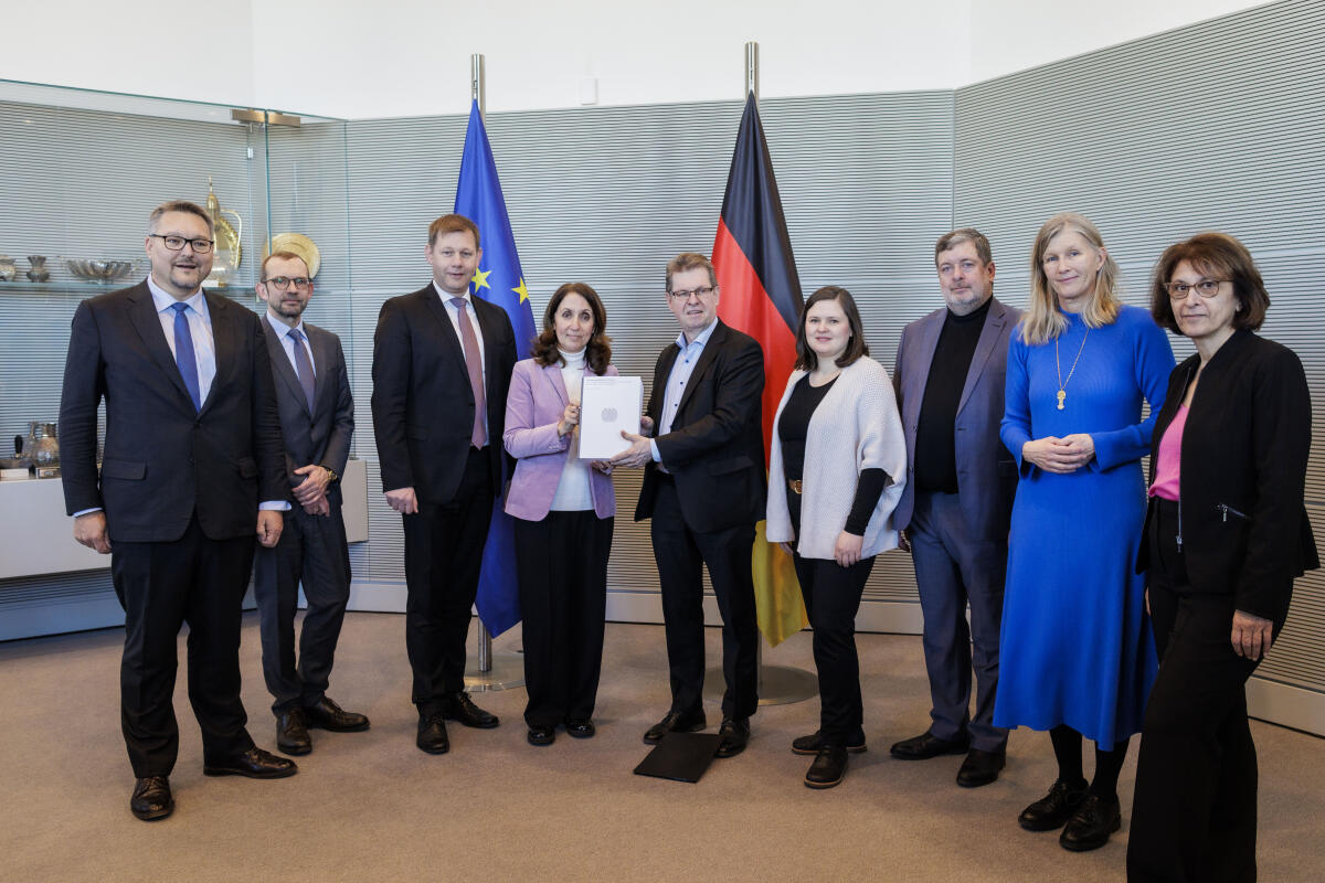 Bundestagsvizepräsidentin Aydan Özoğuz, SPD, MdB, nimmt den Bericht des 1. Untersuchungsausschusses der 20. Wahlperiode des Deutschen Bundestages entgegen. Gruppenfoto (vlnr): Stefan Keuter, AfD, MdB; Thomas Röwekamp, CDU/CSU, MdB, stellvertretender Ausschussvorsitzender Thomas Erndl, CDU/CSU, MdB; Bundestagsvizepräsidentin Aydan Özoğuz, SPD, MdB; Ausschussvorsitzender Dr. Ralf Stegner, SPD, MdB; Sara Nanni, Bündnis 90/Die Grünen, MdB; Jörg Nürnberger, SPD, MdB; Dr. Ann-Veruschka Jurisch, FDP, MdB; Canan Bayrami, Bündnis 90/Die Grünen, MdB. Jurisch, Ann-Veruschka; Röwekamp, Thomas; Nanni, Sara; Bayram, Canan; Keuter, Stefan; Nürnberger, Jörg; Erndl, Thomas; Stegner, Ralf; Özoğuz, Aydan Bundestagsvizepräsidentin Aydan Özoğuz, SPD, MdB, nimmt den Bericht des 1. Untersuchungsausschusses der 20. Wahlperiode des Deutschen Bundestages entgegen. Gruppenfoto (vlnr): Stefan Keuter, AfD, MdB; Thomas Röwekamp, CDU/CSU, MdB, stellvertretender Ausschussvorsitzender Thomas Erndl, CDU/CSU, MdB; Bundestagsvizepräsidentin Aydan Özoğuz, SPD, MdB; Ausschussvorsitzender Dr. Ralf Stegner, SPD, MdB; Sara Nanni, Bündnis 90/Die Grünen, MdB; Jörg Nürnberger, SPD, MdB; Dr. Ann-Veruschka Jurisch, FDP, MdB; Canan Bayrami, Bündnis 90/Die Grünen, MdB.