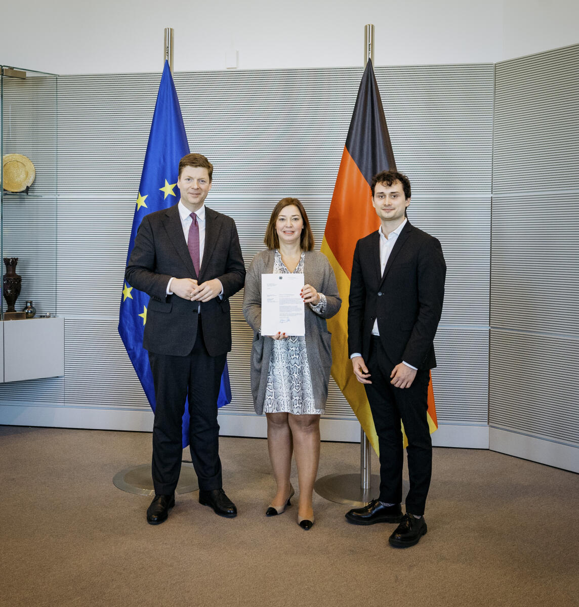 Bundestagsvizepräsidentin Yvonne Magwas (m), CDU/CSU, MdB, nimmt den Bericht des 2. Untersuchungsausschusses der 20. Wahlperiode des Deutschen Bundestages ("Atomausstieg") vom Ausschussvorsitzenden Dr. Stefan Heck (l), CDU/CSU, MdB, und Lukas Benner (r), Bündnis 90/Die Grünen, MdB, entgegen. Magwas, Yvonne; Heck, Stefan; Benner, Lukas Bundestagsvizepräsidentin Yvonne Magwas (m), CDU/CSU, MdB, nimmt den Bericht des 2. Untersuchungsausschusses der 20. Wahlperiode des Deutschen Bundestages ("Atomausstieg") vom Ausschussvorsitzenden Dr. Stefan Heck (l), CDU/CSU, MdB, und Lukas Benner (r), Bündnis 90/Die Grünen, MdB, entgegen.
