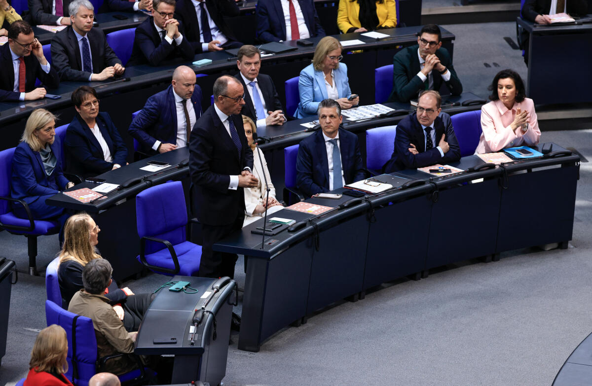 1. Sitzung des 21. Deutschen Bundestages - konstituierende Sitzung: Hier Fraktionsvorsitzender der CDU/CSU-Fraktion Friedrich Merz (1. Reihe stehend), CDU/CSU, MdB, während dem Vorschlag zur Wahl von Julia Klöckner, CDU/CSU, MdB, zur Bundestagspräsidentin. Klöckner, Julia; Merz, Friedrich; Frei, Thorsten; Dobrindt, Alexander; Bär, Dorothee 1. Sitzung des 21. Deutschen Bundestages - konstituierende Sitzung: Hier Fraktionsvorsitzender der CDU/CSU-Fraktion Friedrich Merz (1. Reihe stehend), CDU/CSU, MdB, während dem Vorschlag zur Wahl von Julia Klöckner, CDU/CSU, MdB, zur Bundestagspräsidentin.