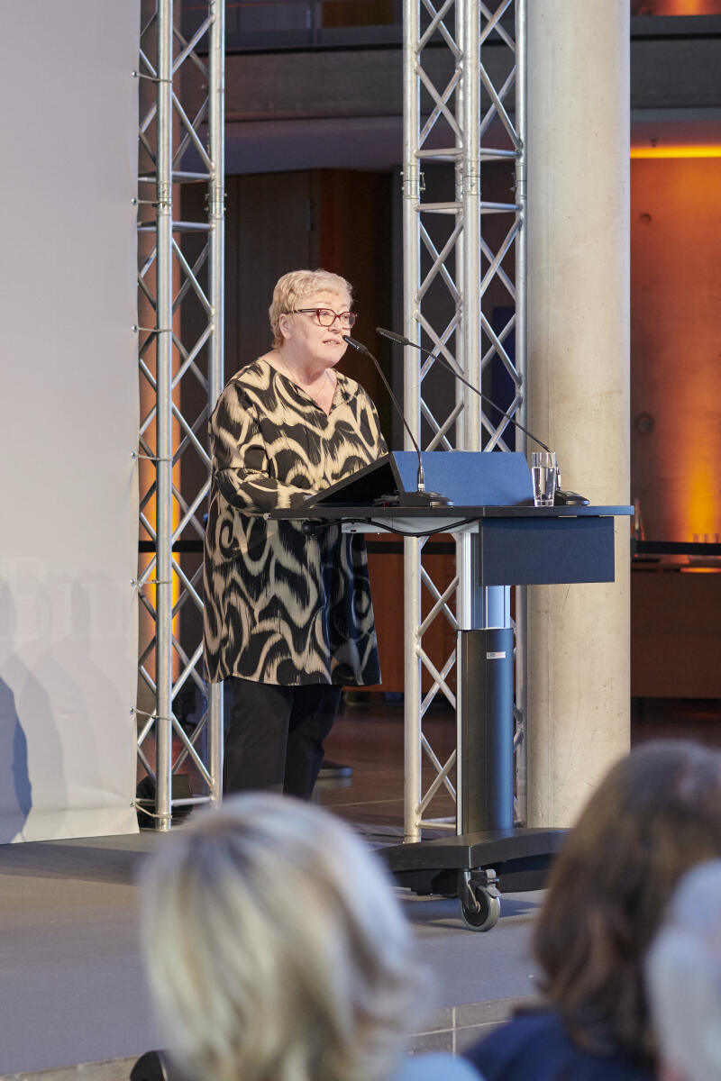 Evelyn Zupke, SED-Opferbeauftragte beim Deutschen Bundestag, hält eine Rede zur Eröffnung der Ausstellung "Staatssicherheitsinhaftierung" von André Wagenzik im Paul-Löbe-Haus. Zupke, Evelyn Evelyn Zupke, SED-Opferbeauftragte beim Deutschen Bundestag, hält eine Rede zur Eröffnung der Ausstellung "Staatssicherheitsinhaftierung" von André Wagenzik im Paul-Löbe-Haus.