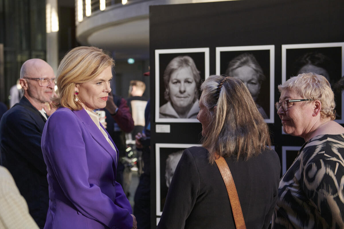 Julia Klöckner, (2.v.li.), CDU/CSU, Präsidentin des Deutschen Bundestages, im Gespräch mit Elke Schlegel, (2.v.re.), Zeitzeugin, bei der Eröffnung der Ausstellung "Staatssicherheitsinhaftierung" von André Wagenzik im Paul-Löbe-Haus. Weiterhin abgebildet ist André Wagenzik, (1.v.li.), Fotograf und Aussteller, sowie Evelyn Zupke, (1.v.re.), SED-Opferbeauftragte beim Deutschen Bundestag. Klöckner, Julia; Zupke, Evelyn Julia Klöckner, (2.v.li.), CDU/CSU, Präsidentin des Deutschen Bundestages, im Gespräch mit Elke Schlegel, (2.v.re.), Zeitzeugin, bei der Eröffnung der Ausstellung "Staatssicherheitsinhaftierung" von André Wagenzik im Paul-Löbe-Haus. Weiterhin abgebildet ist André Wagenzik, (1.v.li.), Fotograf und Aussteller, sowie Evelyn Zupke, (1.v.re.), SED-Opferbeauftragte beim Deutschen Bundestag.
