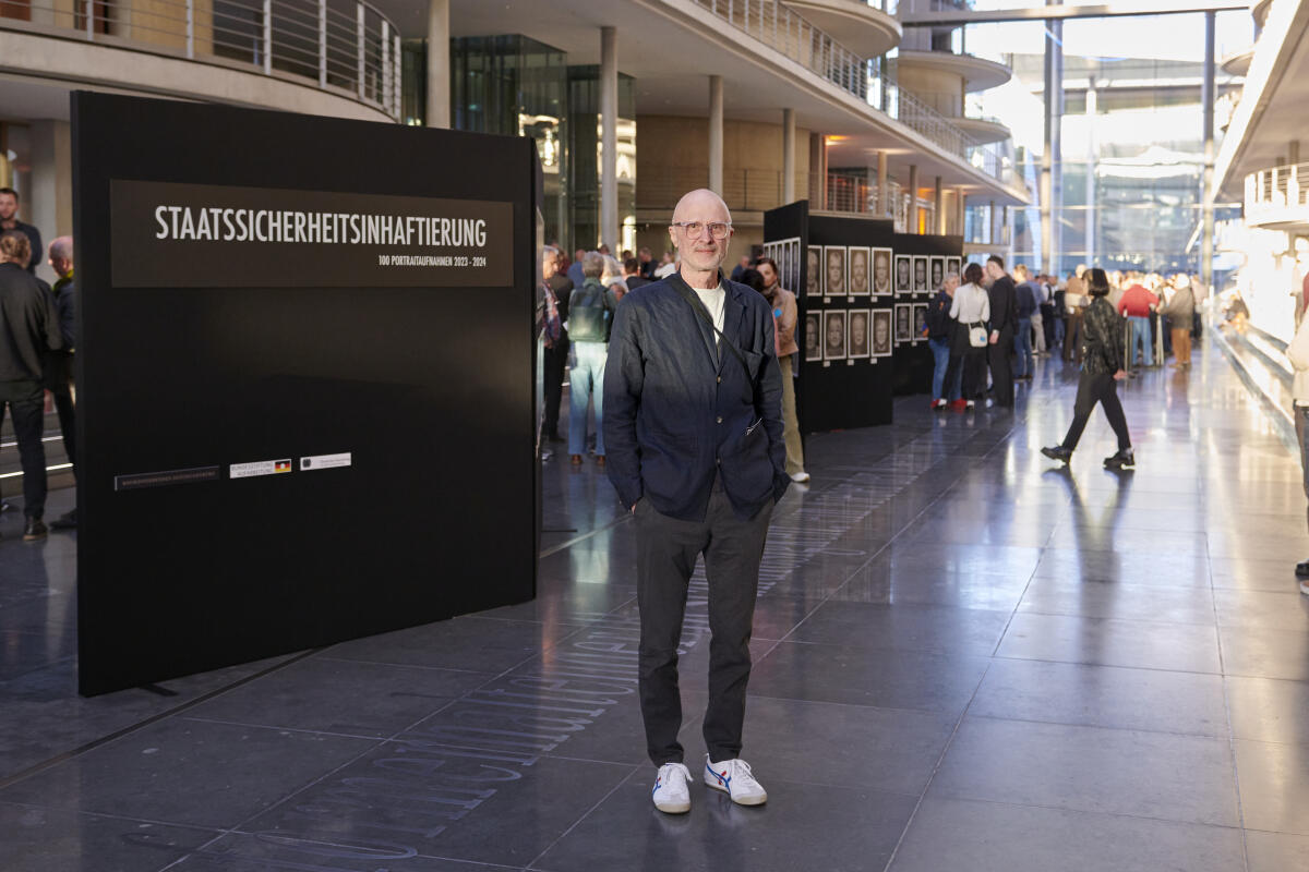 Der Fotograf André Wagenzik vor seiner Ausstellung "Staatssicherheitsinhaftierung" bei der Eröffnung im Paul-Löbe-Haus. Der Fotograf André Wagenzik vor seiner Ausstellung "Staatssicherheitsinhaftierung" bei der Eröffnung im Paul-Löbe-Haus.