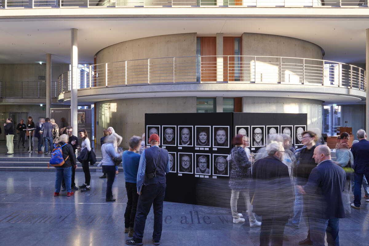 Blick in die Ausstellung "Staatssicherheitsinhaftierung" von André Wagenzik bei der Eröffnung im Paul-Löbe-Haus. Blick in die Ausstellung "Staatssicherheitsinhaftierung" von André Wagenzik bei der Eröffnung im Paul-Löbe-Haus.