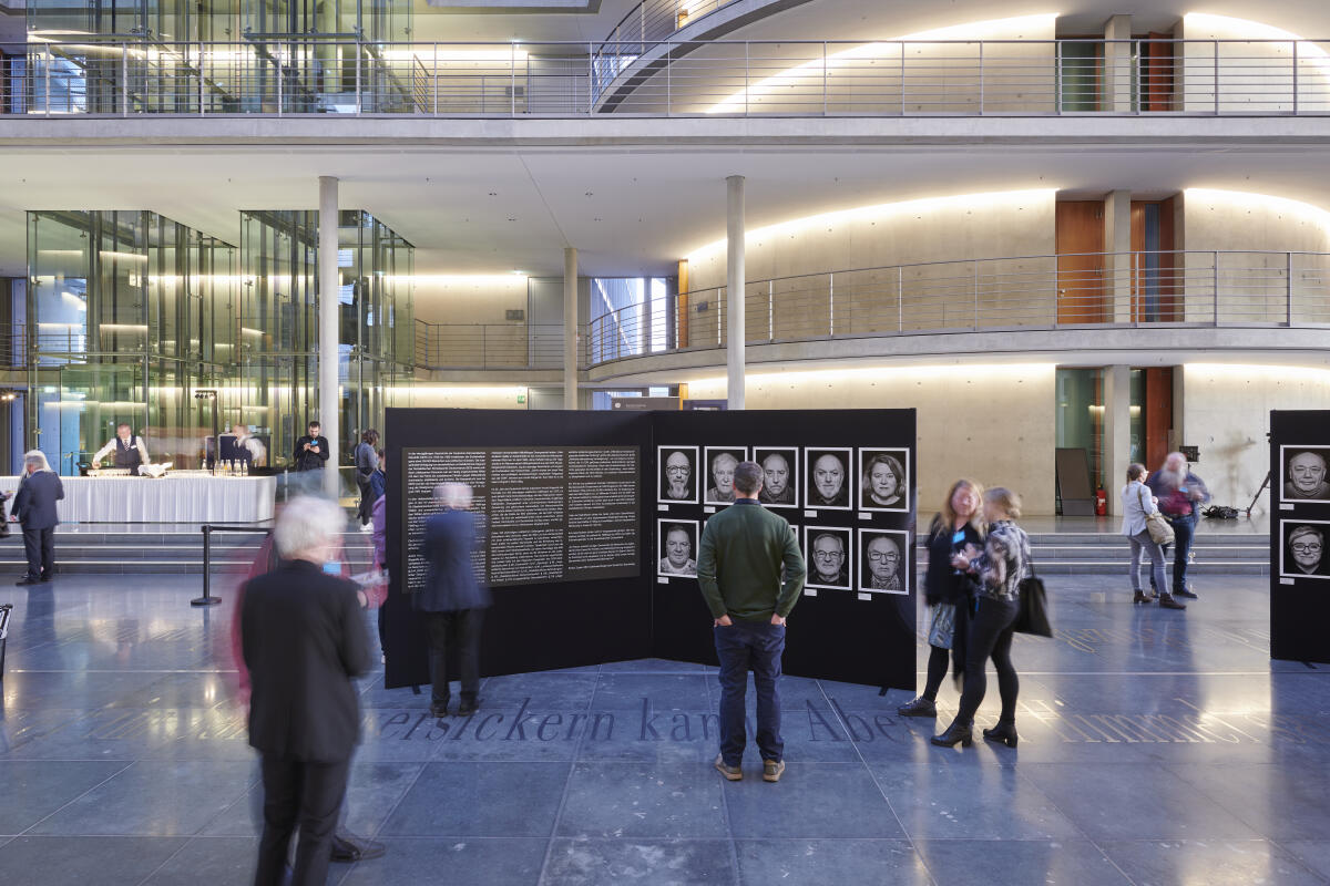 Blick in die Ausstellung "Staatssicherheitsinhaftierung" von André Wagenzik bei der Eröffnung im Paul-Löbe-Haus. Blick in die Ausstellung "Staatssicherheitsinhaftierung" von André Wagenzik bei der Eröffnung im Paul-Löbe-Haus.
