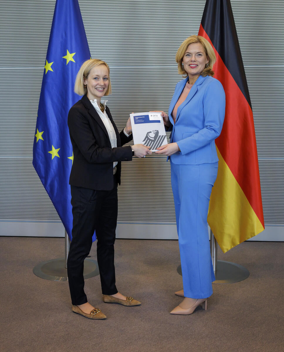 Klöckner, Julia; Specht-Riemenschneider, Louisa Bundestagspräsidentin Julia Klöckner, CDU/CSU, MdB, nimmt den 33. Tätigkeitsbericht der Bundesbeauftragten für den Datenschutz und die Informationsfreiheit, Louisa Specht-Riemenschneider, entgegen.