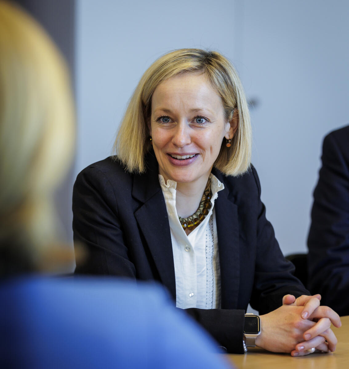 Bundestagspräsidentin Julia Klöckner, CDU/CSU, MdB, nimmt den 33. Tätigkeitsbericht der Bundesbeauftragten für den Datenschutz und die Informationsfreiheit, Louisa Specht-Riemenschneider, entgegen. Klöckner, Julia; Specht-Riemenschneider, Louisa Bundestagspräsidentin Julia Klöckner, CDU/CSU, MdB, nimmt den 33. Tätigkeitsbericht der Bundesbeauftragten für den Datenschutz und die Informationsfreiheit, Louisa Specht-Riemenschneider, entgegen.