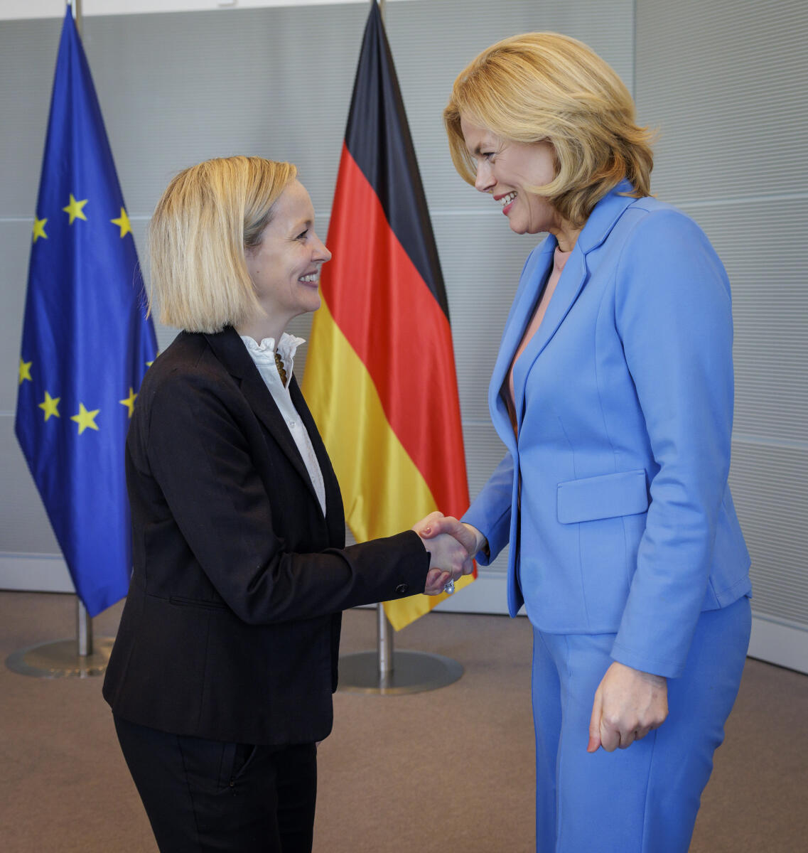 Bundestagspräsidentin Julia Klöckner, CDU/CSU, MdB, begrüßt die Bundesbeauftragte für den Datenschutz und die Informationsfreiheit, Louisa Specht-Riemenschneider, entgegen. Klöckner, Julia; Specht-Riemenschneider, Louisa Bundestagspräsidentin Julia Klöckner, CDU/CSU, MdB, begrüßt die Bundesbeauftragte für den Datenschutz und die Informationsfreiheit, Louisa Specht-Riemenschneider, entgegen.