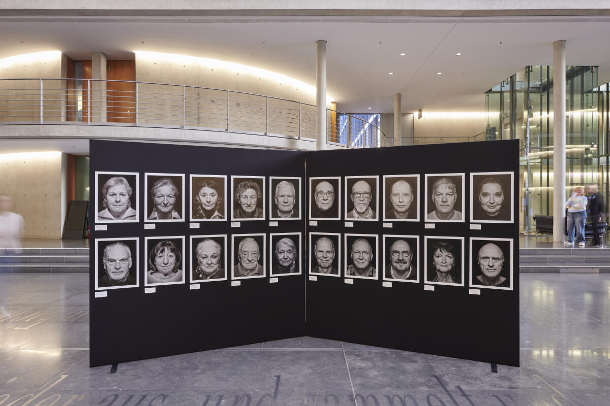 Blick in die Ausstellung "Staatssicherheitsinhaftierung" von André Wagenzik bei der Eröffnung im Paul-Löbe-Haus. Blick in die Ausstellung "Staatssicherheitsinhaftierung" von André Wagenzik bei der Eröffnung im Paul-Löbe-Haus.