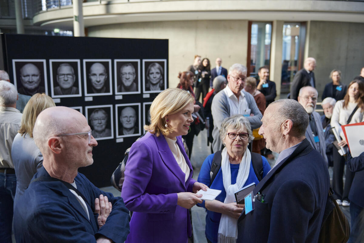 Julia Klöckner, (Mitte), CDU/CSU, Präsidentin des Deutschen Bundestages, im Gespräch mit einem Zeitzeugen bei der Eröffnung der Ausstellung "Staatssicherheitsinhaftierung" des Fotografen André Wagenzik, (links), im Paul-Löbe-Haus. Klöckner, Julia Julia Klöckner, (Mitte), CDU/CSU, Präsidentin des Deutschen Bundestages, im Gespräch mit einem Zeitzeugen bei der Eröffnung der Ausstellung "Staatssicherheitsinhaftierung" des Fotografen André Wagenzik, (links), im Paul-Löbe-Haus.