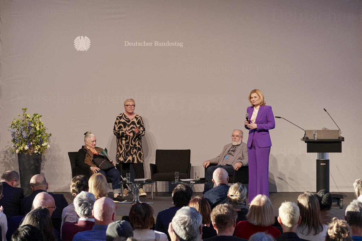 Abschlussworte von Julia Klöckner, (1.v.re.), CDU/CSU, Präsidentin des Deutschen Bundestages, bei der Eröffnung der Ausstellung "Staatssicherheitsinhaftierung" von André Wagenzik im Paul-Löbe-Haus. Weiterhin abgebildet sind Edda Schönherz, (1.v.li.), Zeitzeugin, Evelyn Zupke, (2.v.li.), SED-Opferbeauftragte beim Deutschen Bundestag, sowie Alexander Latotzky, (2.v.re.), Zeitzeuge. Klöckner, Julia; Zupke, Evelyn Abschlussworte von Julia Klöckner, (1.v.re.), CDU/CSU, Präsidentin des Deutschen Bundestages, bei der Eröffnung der Ausstellung "Staatssicherheitsinhaftierung" von André Wagenzik im Paul-Löbe-Haus. Weiterhin abgebildet sind Edda Schönherz, (1.v.li.), Zeitzeugin, Evelyn Zupke, (2.v.li.), SED-Opferbeauftragte beim Deutschen Bundestag, sowie Alexander Latotzky, (2.v.re.), Zeitzeuge.