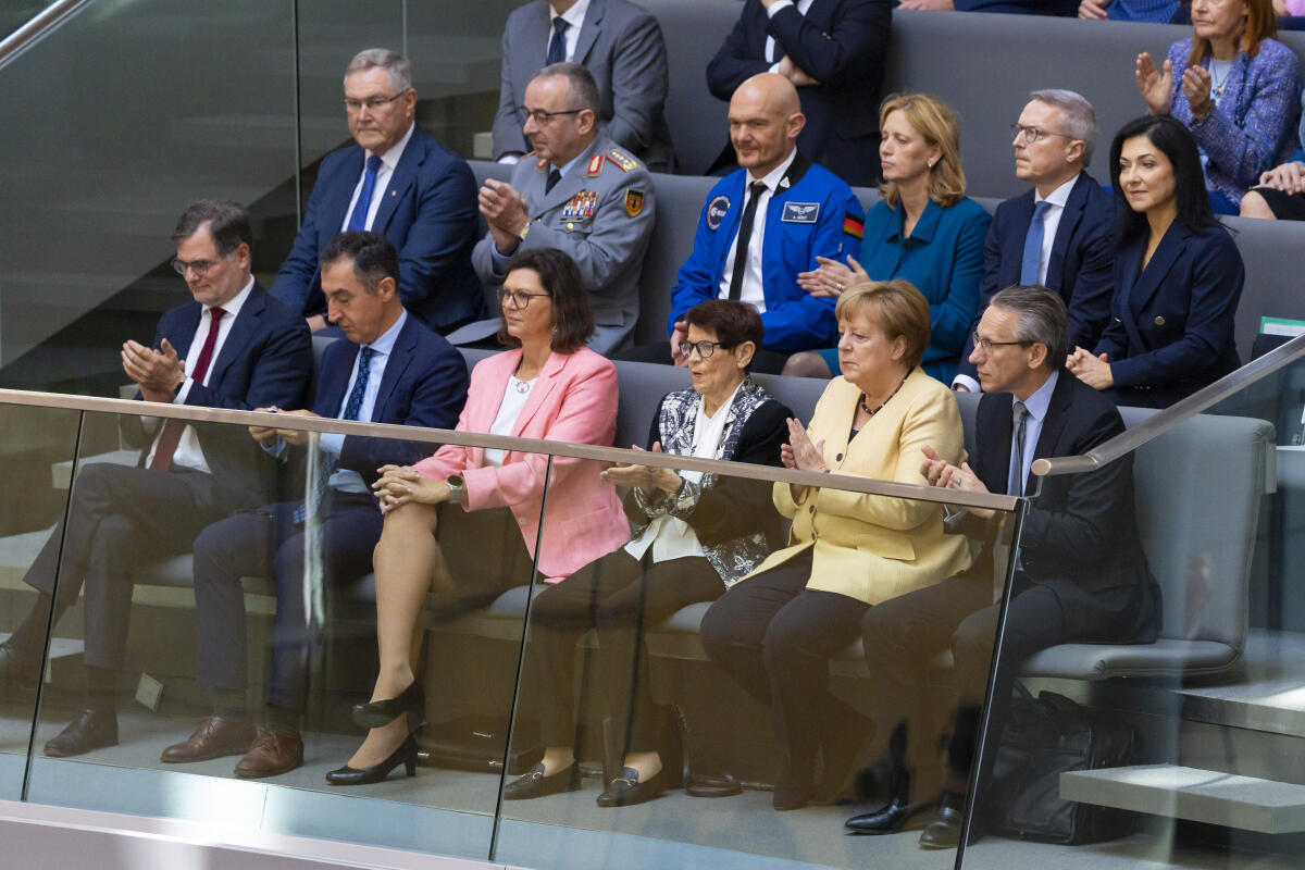 2. Sitzung des 21. Deutschen Bundestages - Kanzlerwahl: Blick auf die Tribüne in der 1. Reihe von links nach rechts der designierte Bundesminister für besondere Aufgaben/Chef des Bundeskanzleramtes Wolfgang Schmidt, SPD, der designierte Bundesminister für Ernährung und Landwirtschaft und Bundesminister für Bildung und Forschung Cem Özdemir, Bündnis 90/Die Grünen, die Präsidentin des Bayerischen Landtags Ilse Aigner, CSU, MdL, die ehemalige Bundestagspräsidentin Prof. Dr. Rita Süssmuth, Bundeskanzlerin a.D. Dr. Angela Merkel und der designierte Finanzminister Dr. Jörg Kukies, SPD.; Gerst, Alexander; Özdemir, Cem; Merkel, Angela; Süssmuth, Rita; Kukies, Jörg; Schmidt, Wolfgang; Aigner, Ilse 2. Sitzung des 21. Deutschen Bundestages - Kanzlerwahl: Blick auf die Tribüne in der 1. Reihe von links nach rechts der designierte Bundesminister für besondere Aufgaben/Chef des Bundeskanzleramtes Wolfgang Schmidt, SPD, der designierte Bundesminister für Ernährung und Landwirtschaft und Bundesminister für Bildung und Forschung Cem Özdemir, Bündnis 90/Die Grünen, die Präsidentin des Bayerischen Landtags Ilse Aigner, CSU, MdL, die ehemalige Bundestagspräsidentin Prof. Dr. Rita Süssmuth, Bundeskanzlerin a.D. Dr. Angela Merkel und der designierte Finanzminister Dr. Jörg Kukies, SPD.;