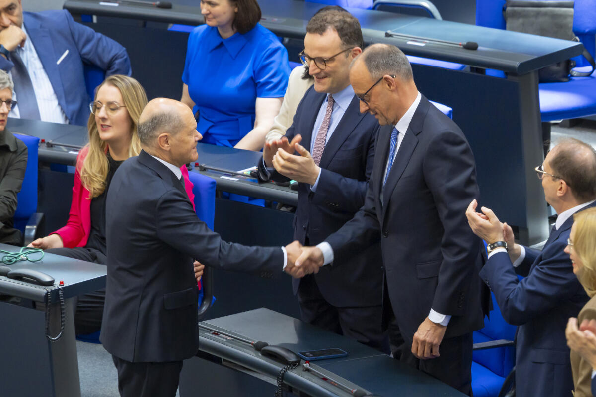 2. Sitzung des 21. Deutschen Bundestages - Kanzlerwahl: Bundeskanzler a.D. Olaf Scholz (2vl), SPD, MdB, gratuliert Bundeskanzler Friedrich Merz (2vr), CDU/CSU, MdB, zur Wahl. Scholz, Olaf; Merz, Friedrich 2. Sitzung des 21. Deutschen Bundestages - Kanzlerwahl: Bundeskanzler a.D. Olaf Scholz (2vl), SPD, MdB, gratuliert Bundeskanzler Friedrich Merz (2vr), CDU/CSU, MdB, zur Wahl.