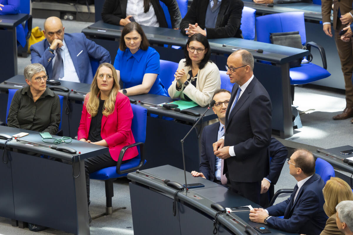 2. Sitzung des 21. Deutschen Bundestages - Kanzlerwahl: Bundeskanzler Friedrich Merz (2vr), CDU/CSU, MdB, bei der Annahme der Wahl. Merz, Friedrich; Haßelmann, Britta; Dröge, Katharina; Spahn, Jens 2. Sitzung des 21. Deutschen Bundestages - Kanzlerwahl: Bundeskanzler Friedrich Merz (2vr), CDU/CSU, MdB, bei der Annahme der Wahl.