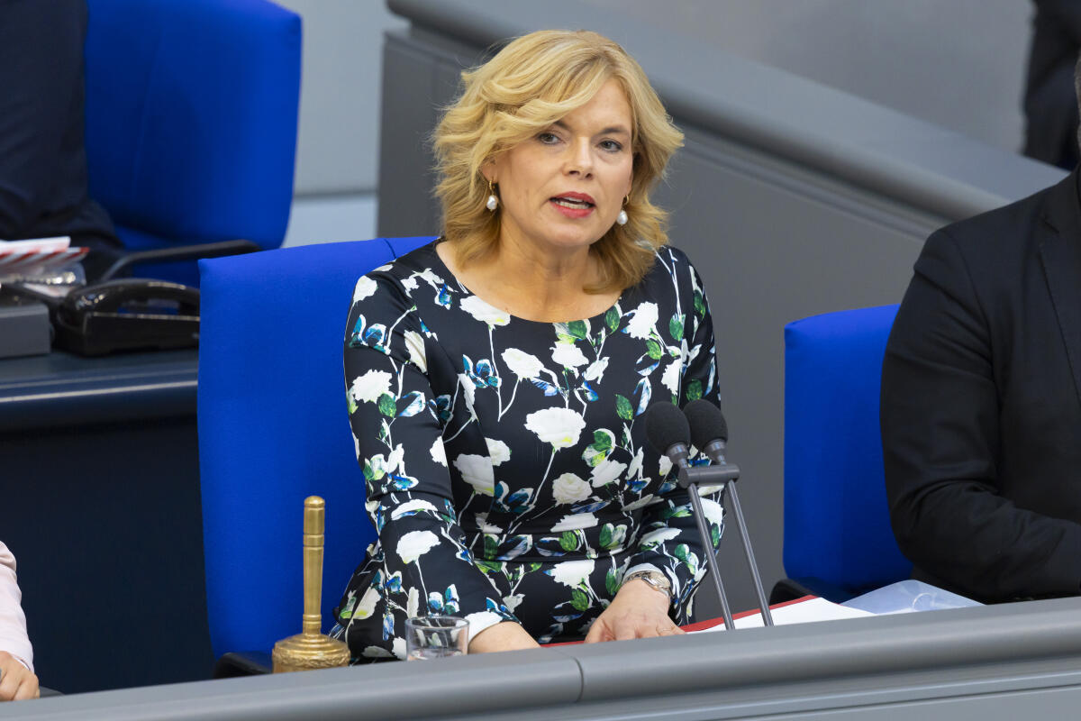 2. Sitzung des 21. Deutschen Bundestages - Kanzlerwahl: Bundestagspräsidentin Julia Klöckner, CDU/CSU, MdB, bei der Geschäftsordnungsdebatte vor dem 2. Wahlgang zur Wahl des Bundeskanzlers. Klöckner, Julia 2. Sitzung des 21. Deutschen Bundestages - Kanzlerwahl: Bundestagspräsidentin Julia Klöckner, CDU/CSU, MdB, bei der Geschäftsordnungsdebatte vor dem 2. Wahlgang zur Wahl des Bundeskanzlers.